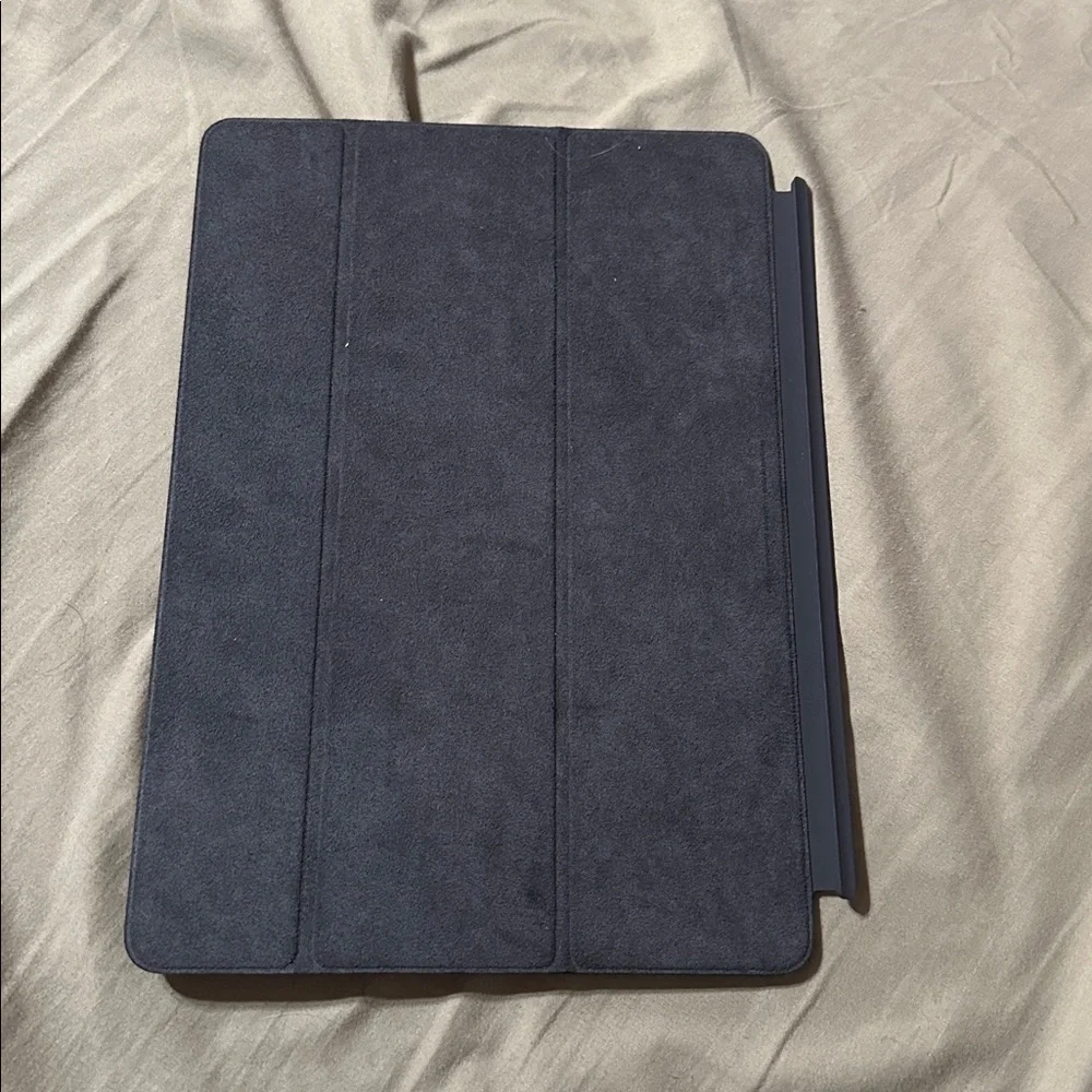 Sleek Gray Tablet Cover. OFFICIAL APPLE SMART COVER for ipad 9th generation NEW